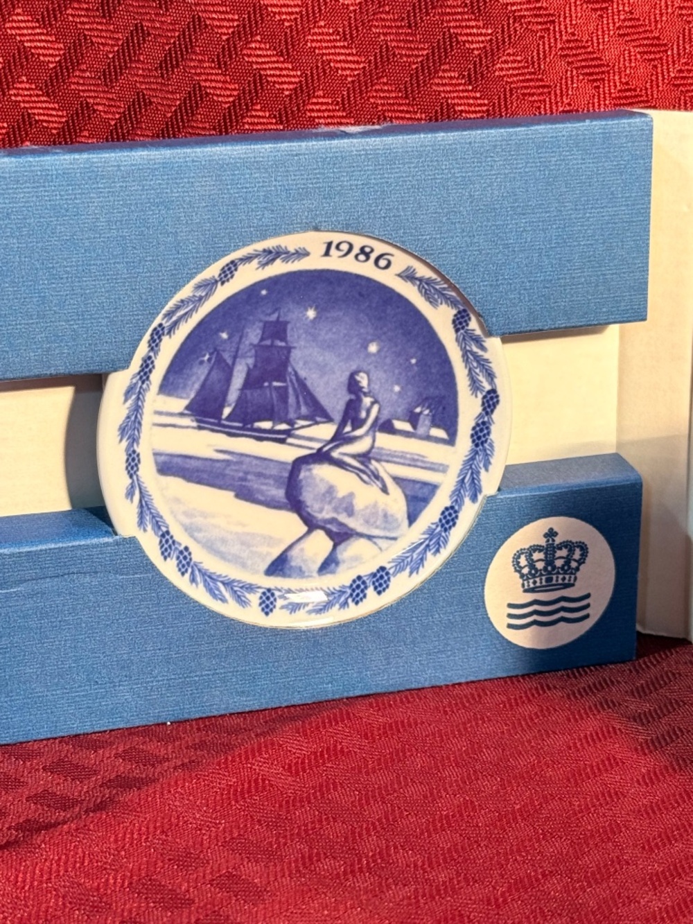Royal Copenhagen 1986 Home for Christmas Miniature Porcelain Wall Plate Denmark